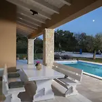 Feriehus Matea Mit Privatem Pool By Interhome *