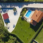 Matea Mit Privatem Pool By Interhome Feriehus