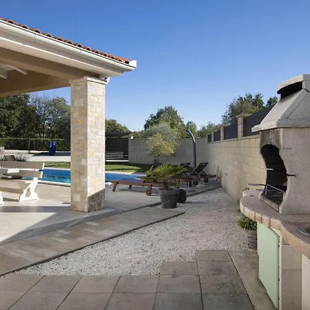 Matea Mit Privatem Pool By Interhome Marčana